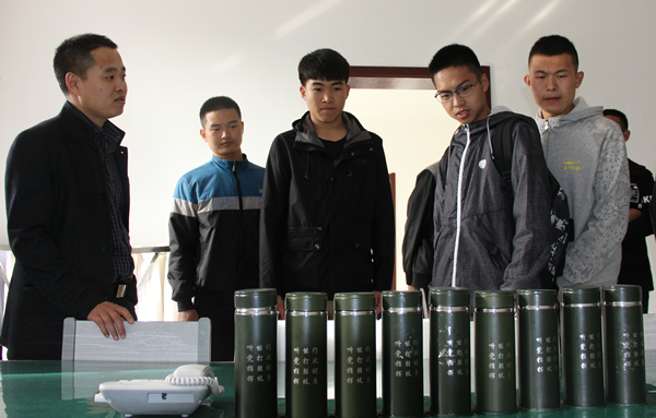 参观学习武警内务