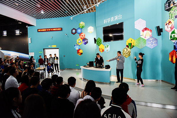 欧阳教授在科学表演台进行科普展演讲解