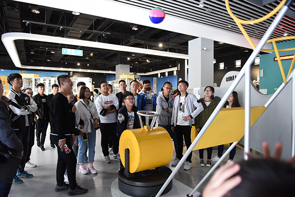 师生们体验气流压强现象