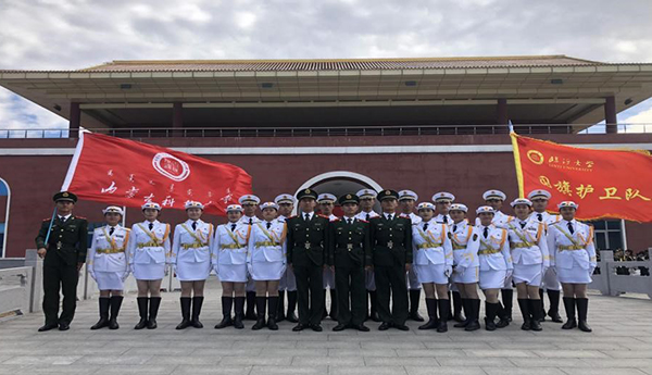 与其他高校国旗护卫队合影留念