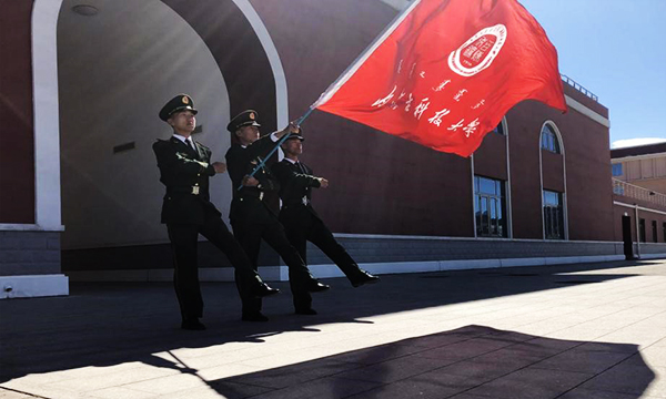 beat365英国官方网站国旗护卫队进行队列展示