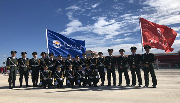 与其他高校国旗护卫队合影留念