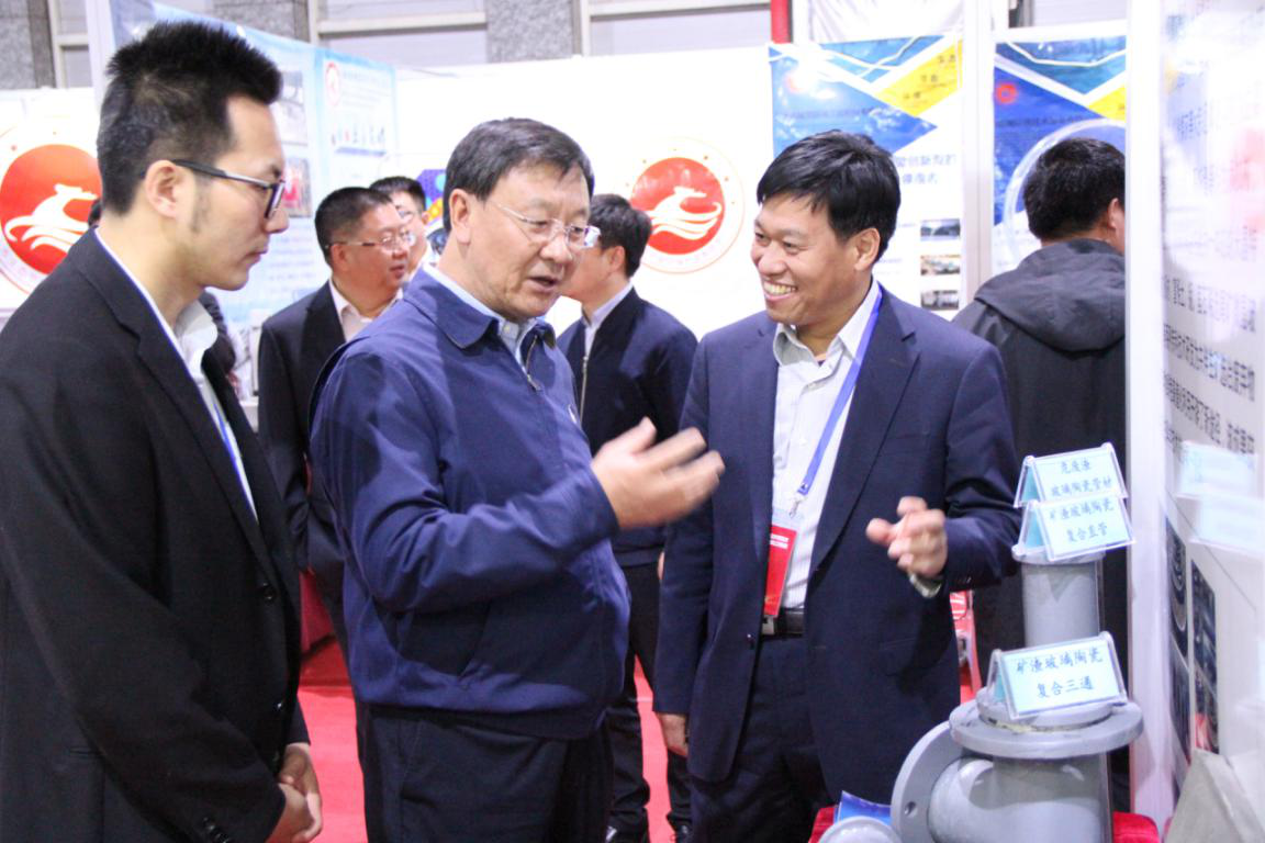 市委常委、副书记、市长赵江涛参观beat365官网展位