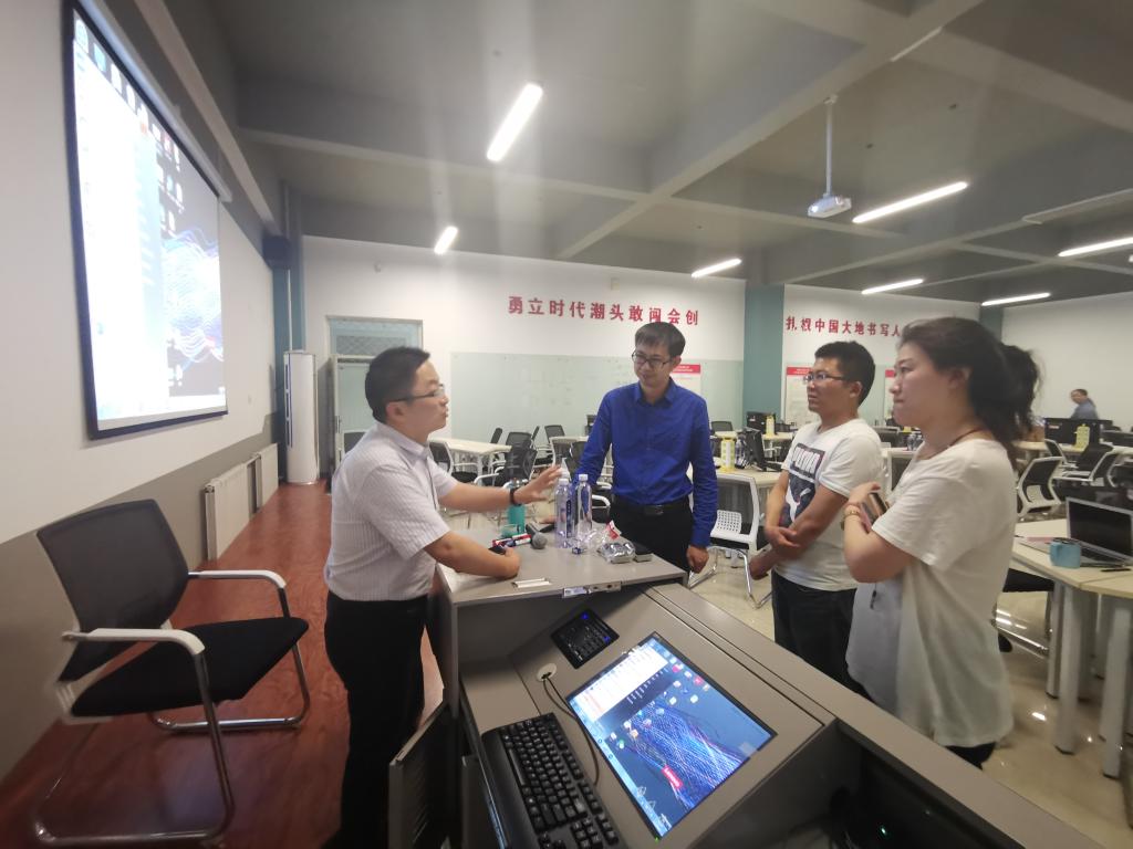 教师与专家进行项目交流