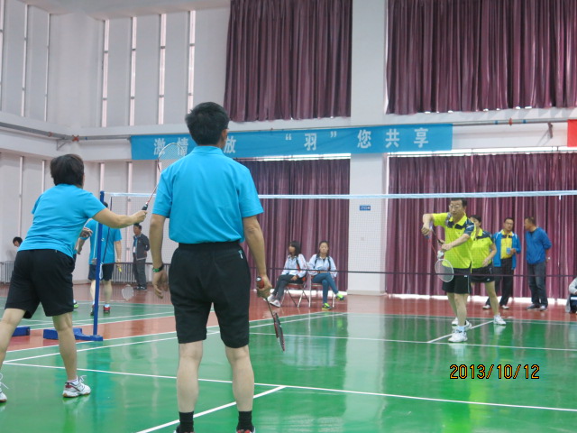 beat365官网在自治区首届高校教职工羽毛球比赛中取得优异成绩