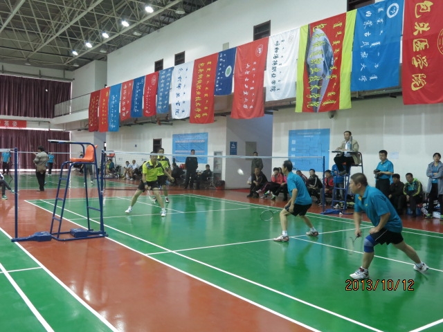 beat365官网在自治区首届高校教职工羽毛球比赛中取得优异成绩